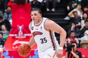 mk体育-中规中矩！洛夫顿半场11中4拿到9分3板4助3断1帽 罚球3中0