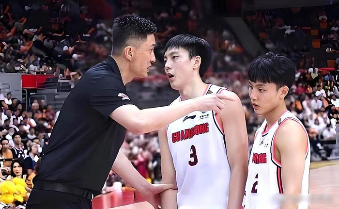 中国男篮大换血：胡明轩离队背后藏着什么门道？|郭士强|赵睿|姜伟泽|李悦洲|刘金雨_新浪体育_新浪新闻